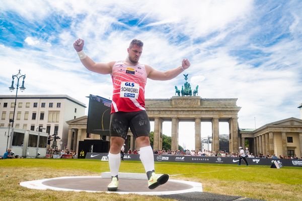 Leon Schwoebel (LG Rhein-Wied) beim Kugelstossen waehrend der deutschen Leichtathletik-Meisterschaften auf dem Pariser Platz am 24.06.2022 in Berlin